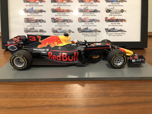 F1 model Spark 1/18 Aston Martin Red Bull Racing RB13 D. Ricciardo #3 3rd Spanish GP 2017 - Image 2