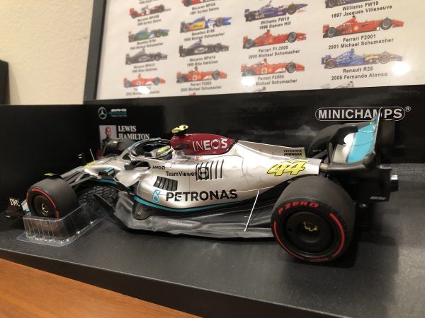 MINICHAMPS 1/18 RESIN MERCEDES AMG PETRONAS TEAM W13 E BRAZILIAN GP 2022 LEWIS HAMILTON #44 NEW IN BOX - Image 3