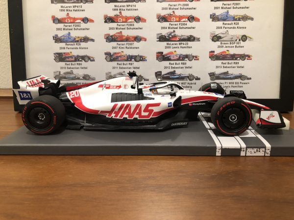 1/18 Minichamps 2022 Formula 1 Kevin Magnussen Haas VF-22 #20 1st Pole Position Brazilian GP - Image 4