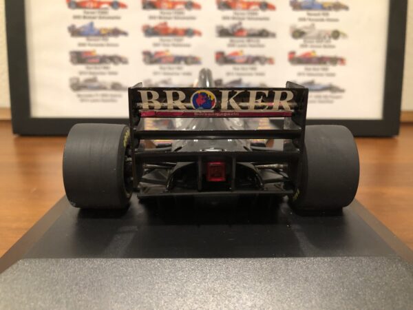 Minichamps 1/18 F1 Sauber C13 200 GP Special Livery A. De Cesaris - Image 4